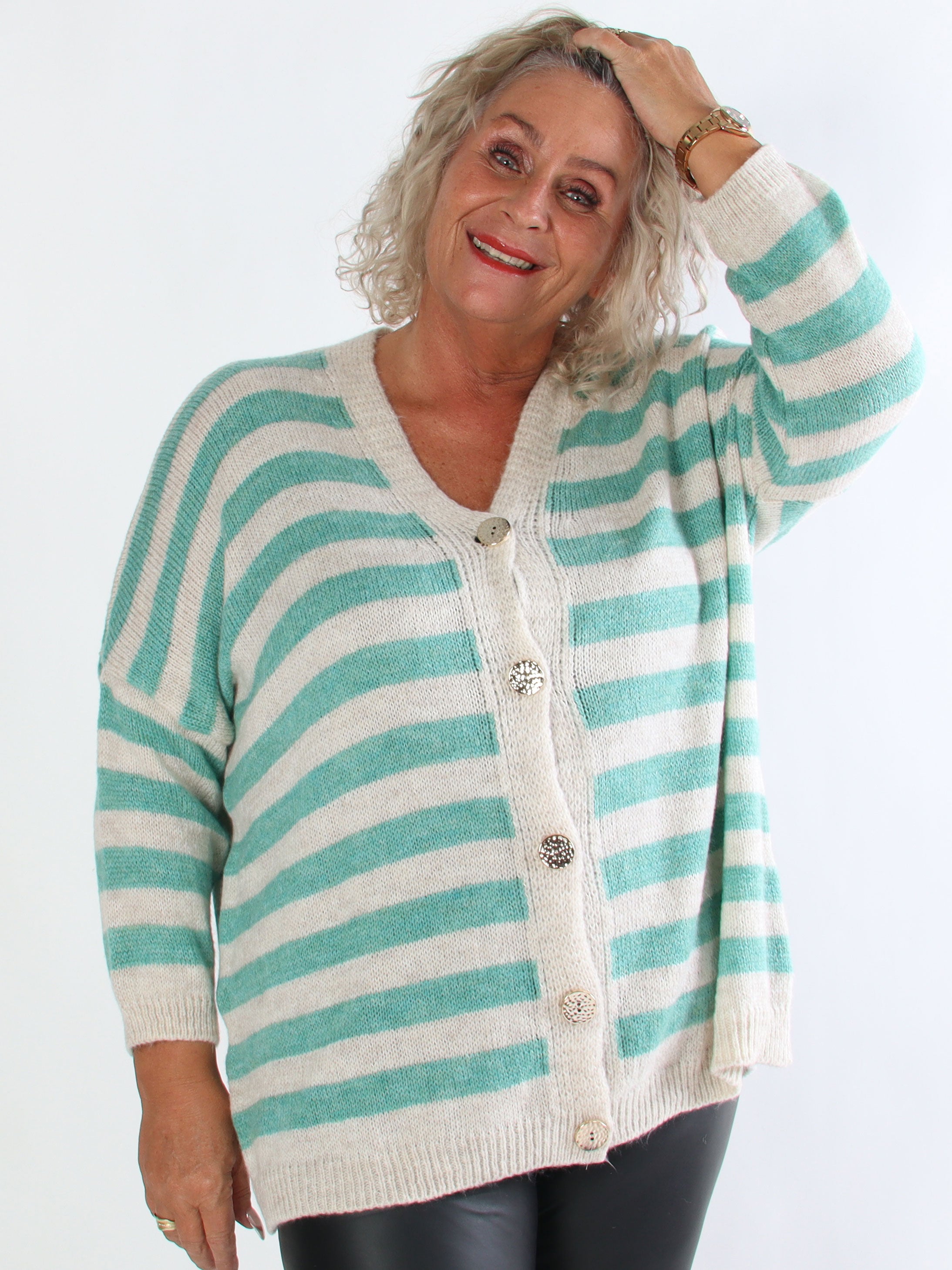 Parker - Randig stickad plus size kofta med stora guldknappar